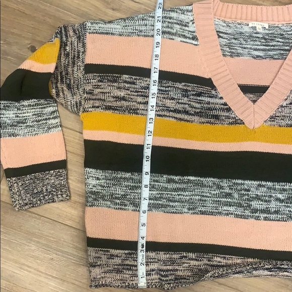 Brand New VICI Crop V-Neck Sweater - Picture 8 of 8